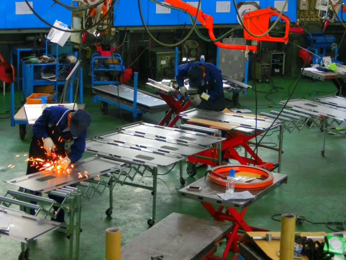 量産対応、産業機械の外板パネルの溶接組立ライン